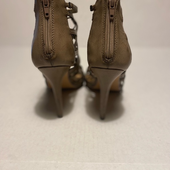 Daisy Fuentes Gladiator Heels. Size 8 1/2. - Picture 6 of 7